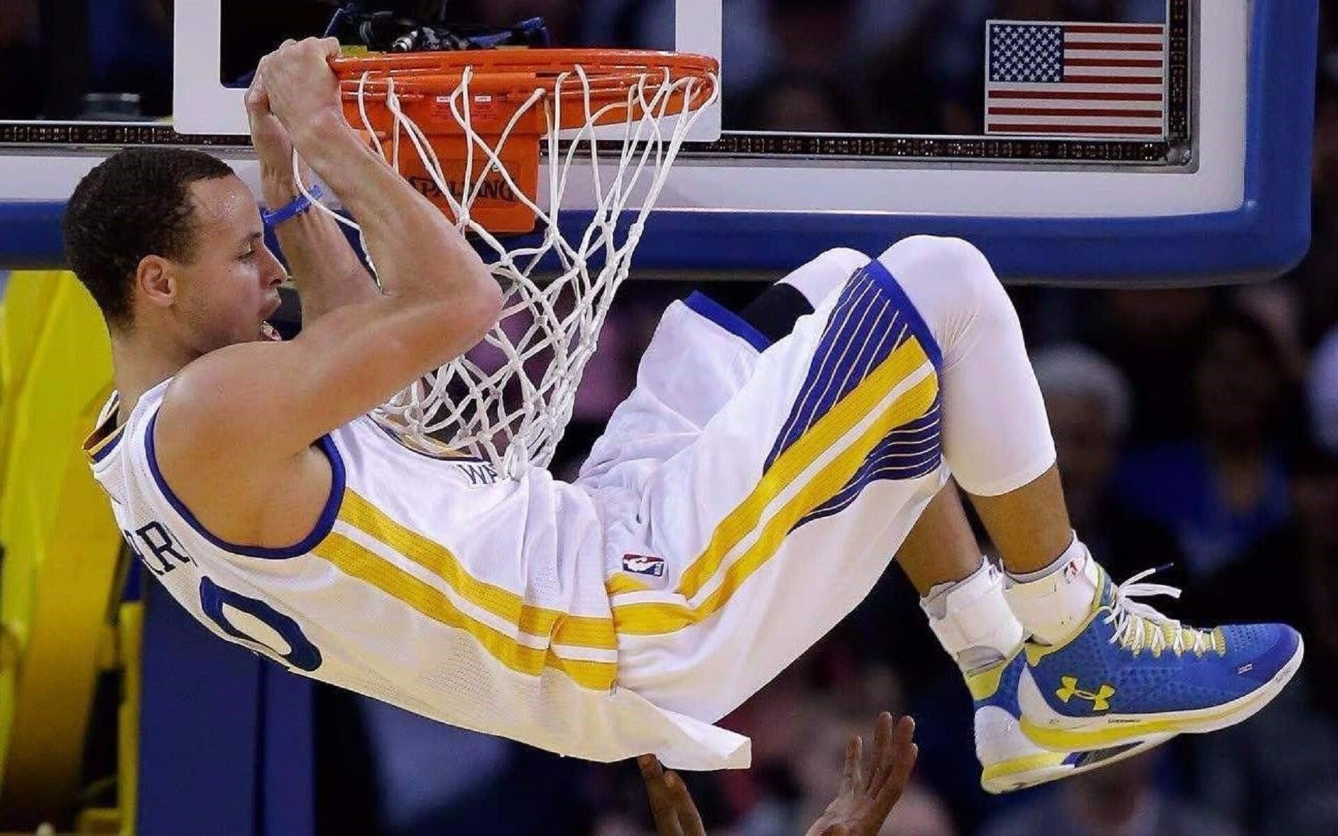 当休斯顿的火种点燃鹏城,那场不存在的NBA季后赛,与篮球世界里唯一的平行时空